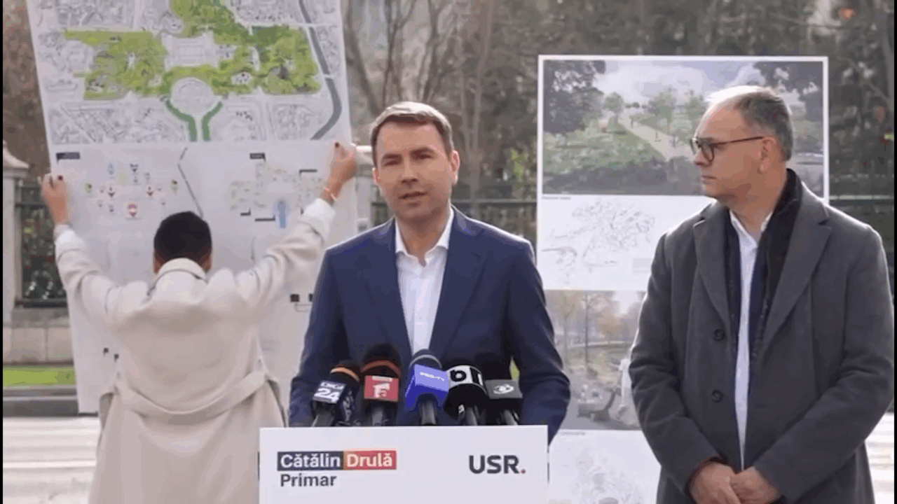 Cătălin Drulă, la un pas să-i cadă un panou în cap în timpul unei conferințe. Liderul USR a încercat să facă haz de necaz, dar nu i-a ieșit