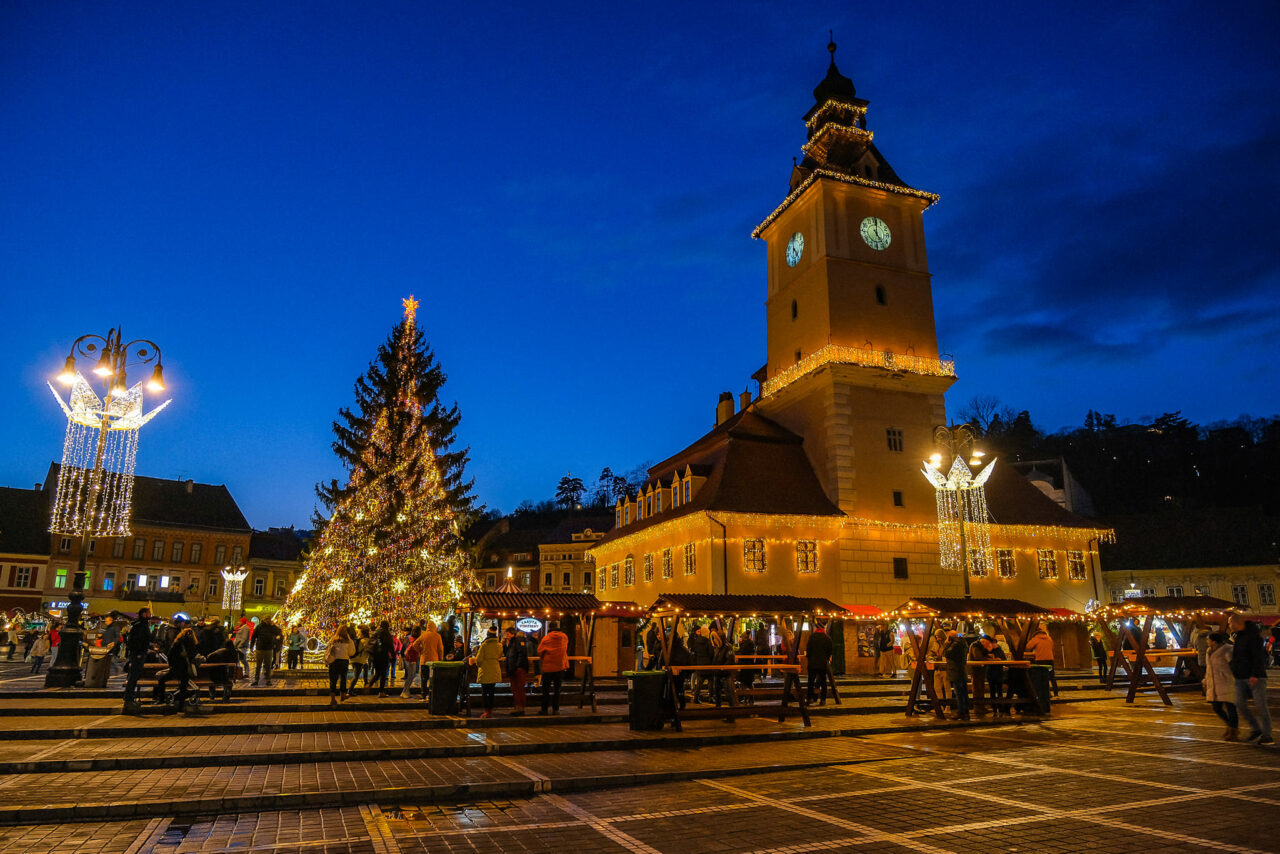 Brașovul va avea cel mai înalt brad de Crăciun din România. Când va fi aprins oficial