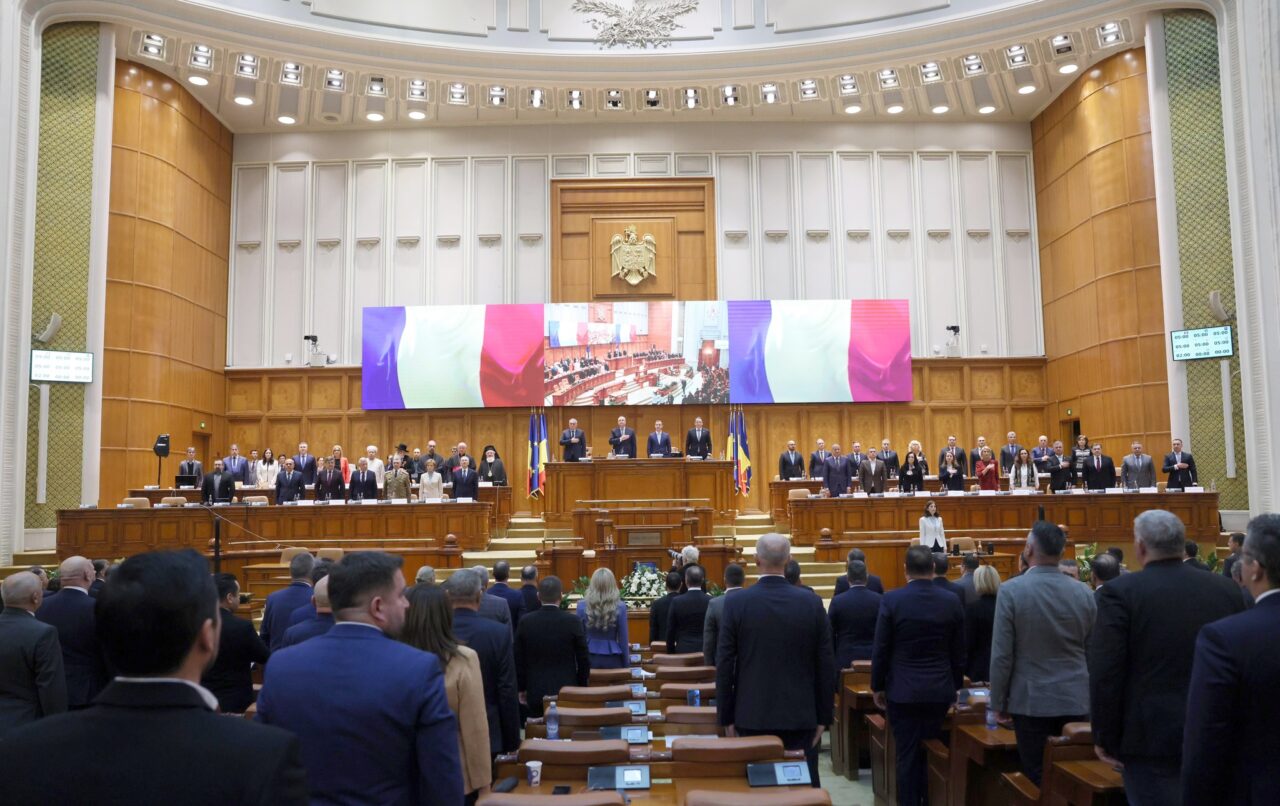 Legea care ar fi obligat primarii, miniștrii și parlamentarii să-și publice CV-ul, sub sancțiunea unei amenzi de 10.000 de lei, blocată în Parlament