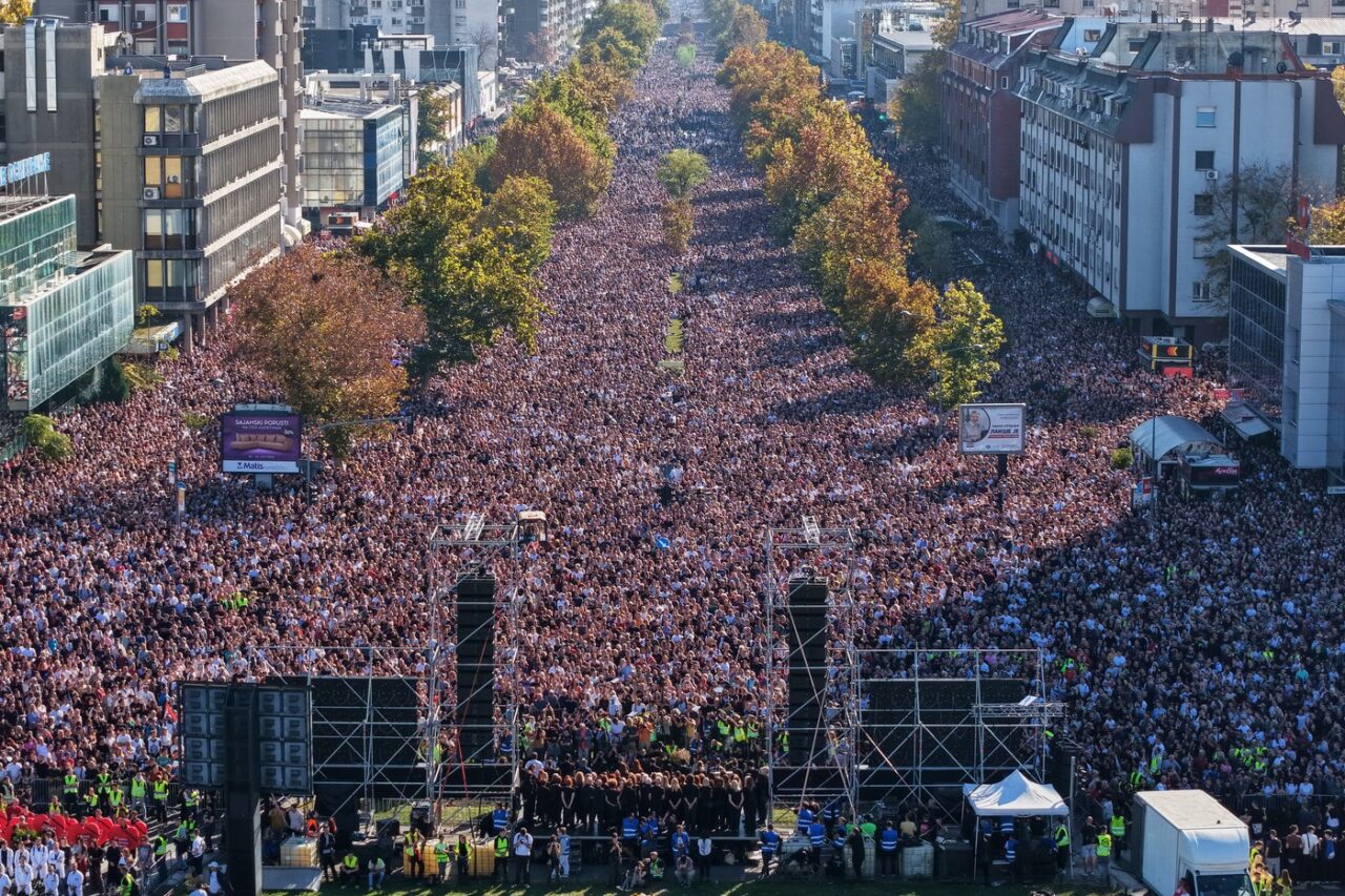 Serbia polarizată: Susținătorii lui Vucic protestează în tandem cu studenții care cer judecarea celor responsabili pentru tragedia de la Nova Sad