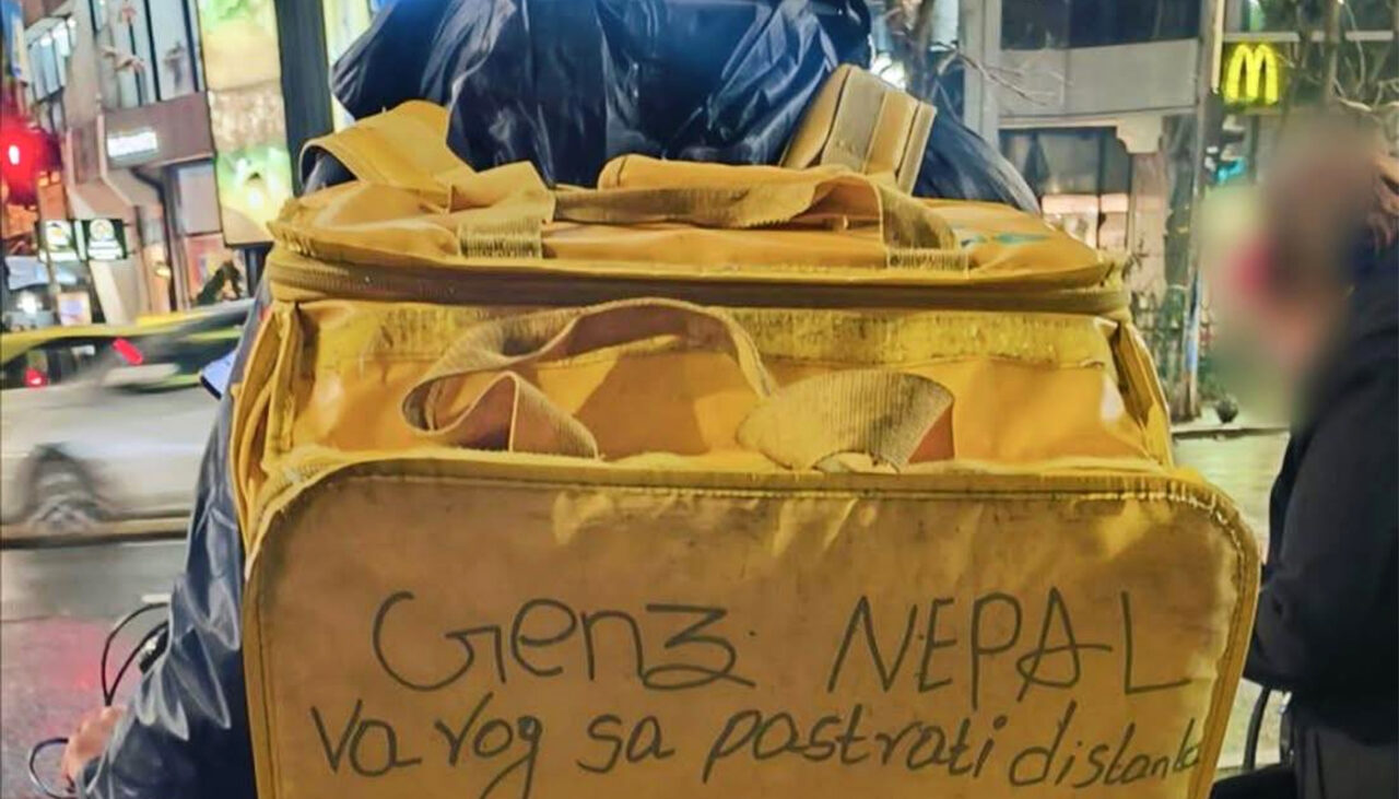 Mesajul acestui livrator nepalez din România a devenit viral: „Vă rog să păstrați distanța. Mama…”