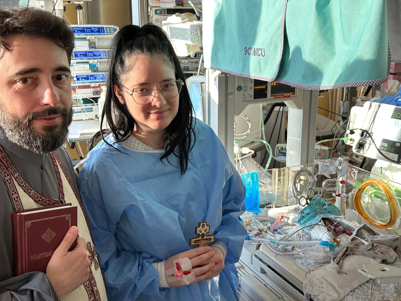 Mărturia unui preot român din diaspora. Două fetițe născute prematur, una de 460 de g și alta de 800 g au supraviețuit după botezul de urgență