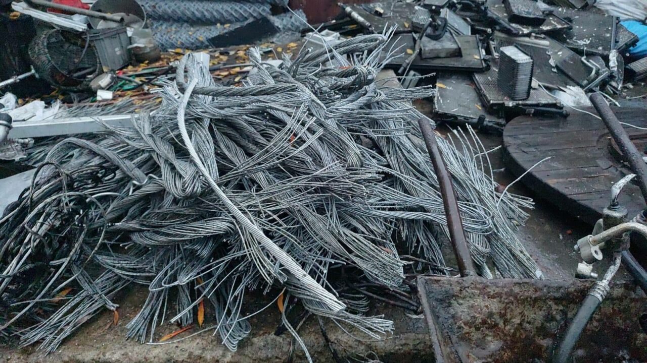 Garda de Mediu, Poliția și Jandarmeria descind în Bălteni și Dragodana. Există indicii privind deținerea, comerțul și arderea ilegală a DEȘEURI