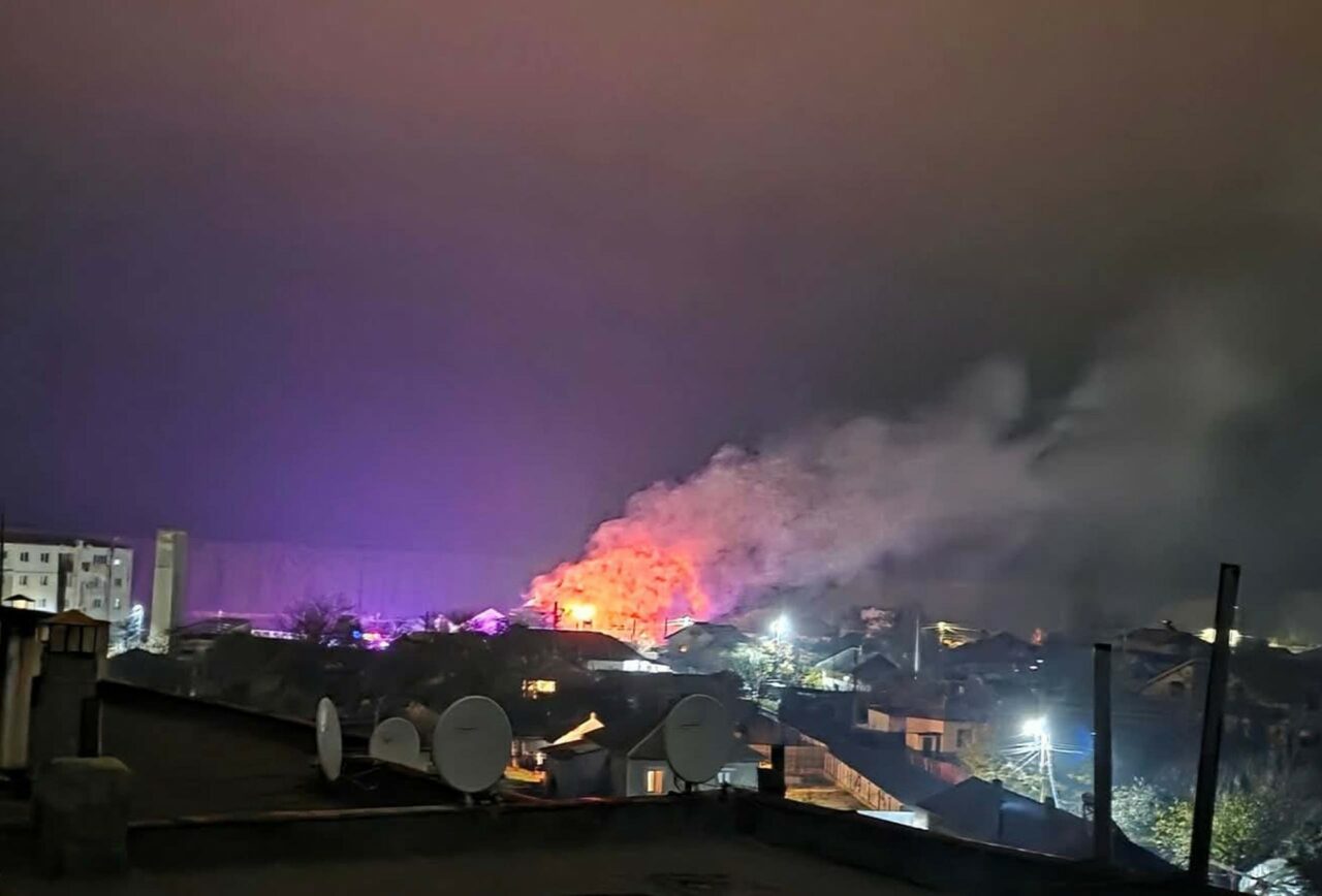 Incendiu la o pensiune din județul Tulcea. Pompierii intervin în Mahmudia pentru a stinge flăcările