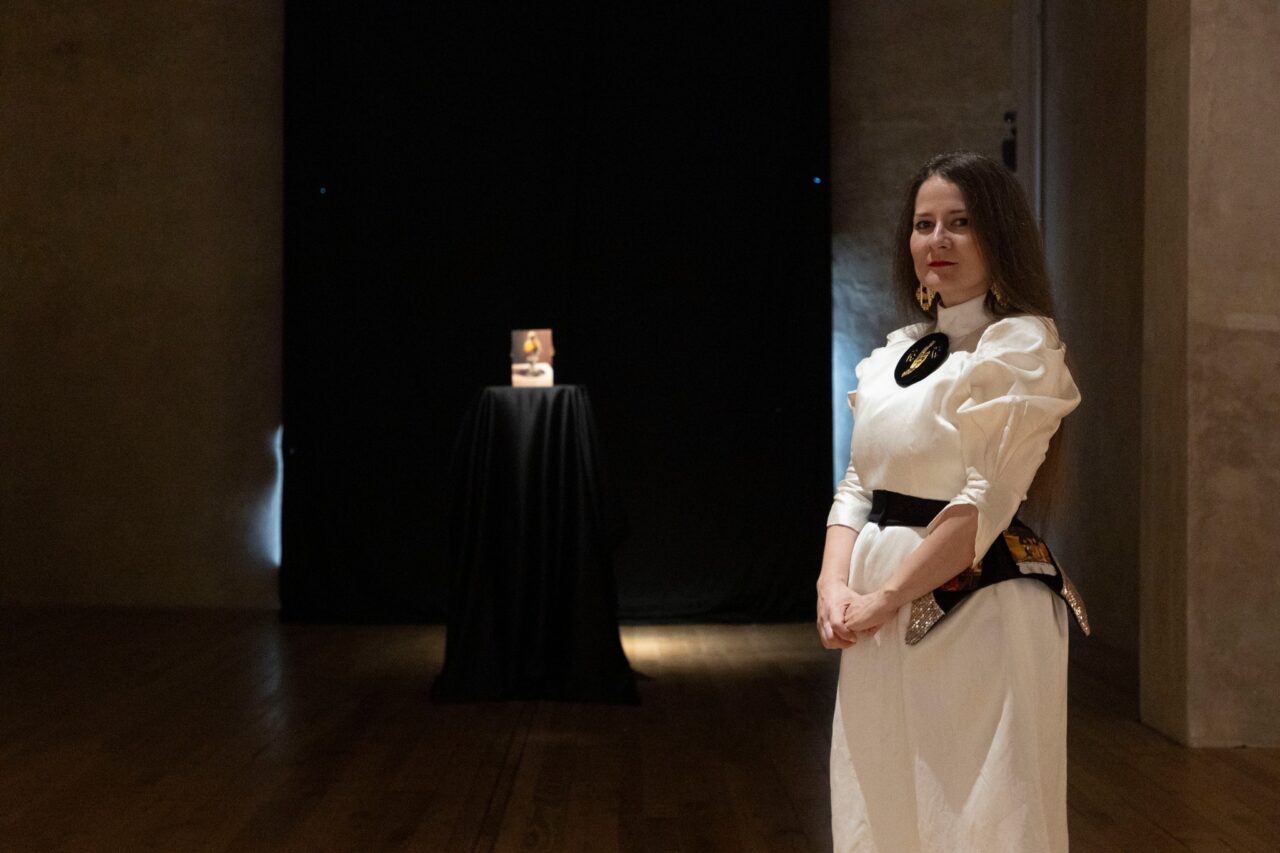 Teodora Axente, artista care combină misticismul Transilvaniei cu arta contemporană. Povestea ei a ajuns în publicațiile internaționale