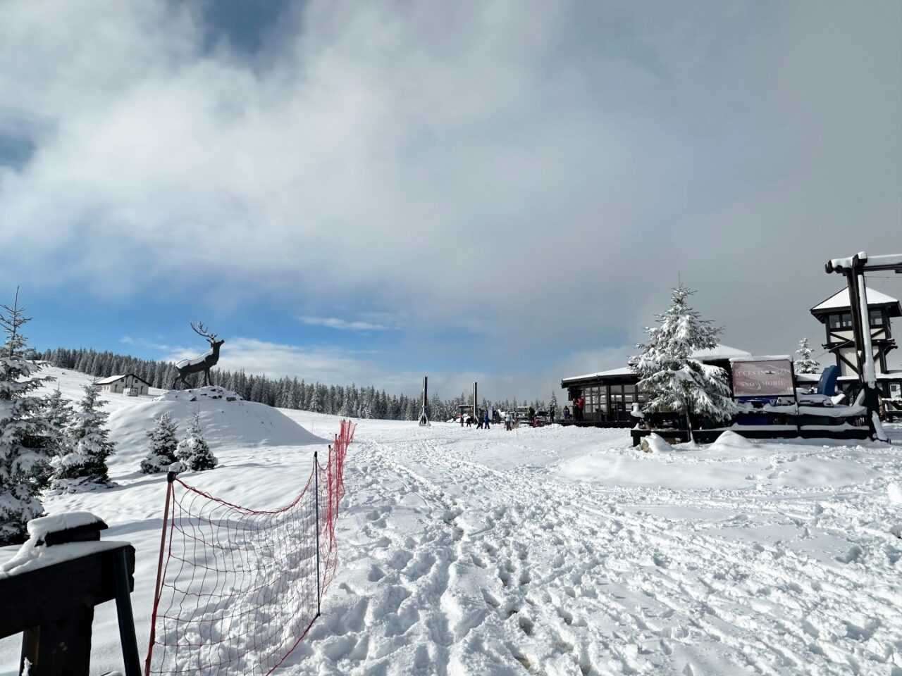 Zăpadă bogată la Șureanu. Pârtiile de schi se pregătesc să dea startul sezonului