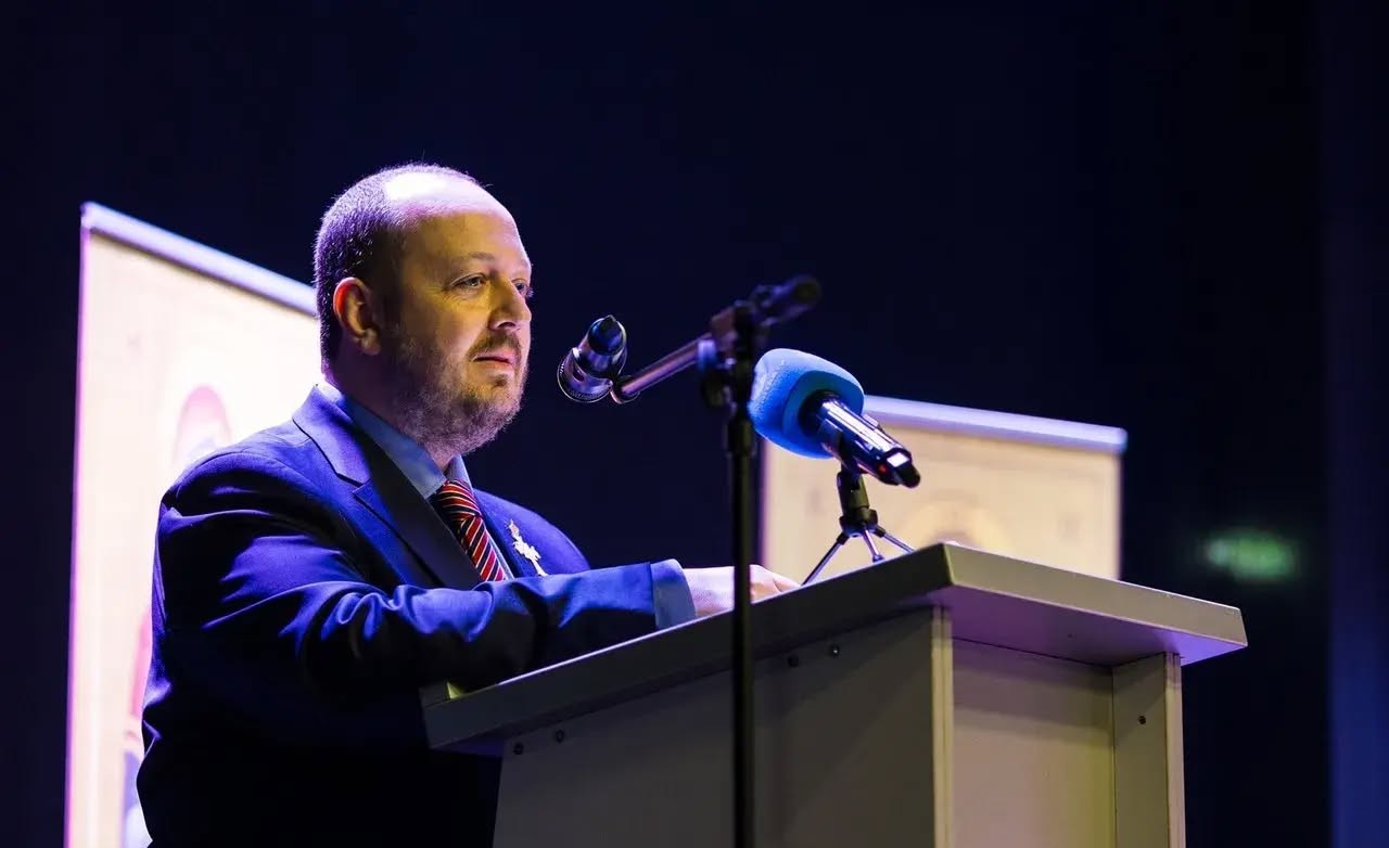 Adrian Papahagi, la un pas să fie „linșat” la o conferință teologică. Preoții l-au scos cu forța din sală pe agresor