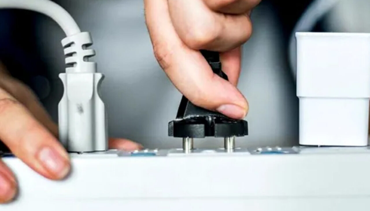 Cele 2 electrocasnice care te „rup” la bani noaptea, fără să-ți dai seama. Cu câți lei îți „umflă” factura la curent, lunar