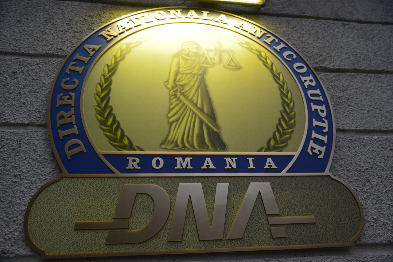 Percheziții DNA la instituția condusă de Emil Boc. Angajați ai Primăriei, ridicați de procurori de acasă