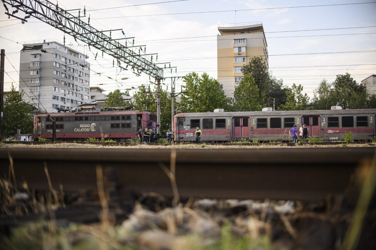 Circulație feroviară oprită între Timișoara și Arad. O bucată dintr-un pasaj s-a prăbușit peste linii