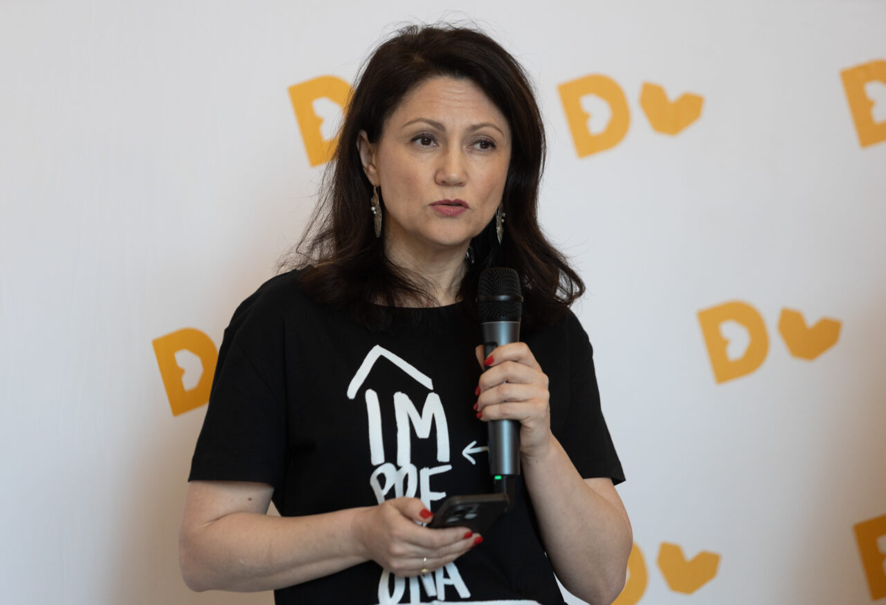 Vicepremierul lui Bolojan, Oana Gheorghiu, este acuzat chiar de prietena sa, Carmen Uscatu, de incompatibilitate. Cofondatoarea „Dăruiește Viață” spune că Gheorghiu nu s-a retras din Adunarea Generală a ONG-ului