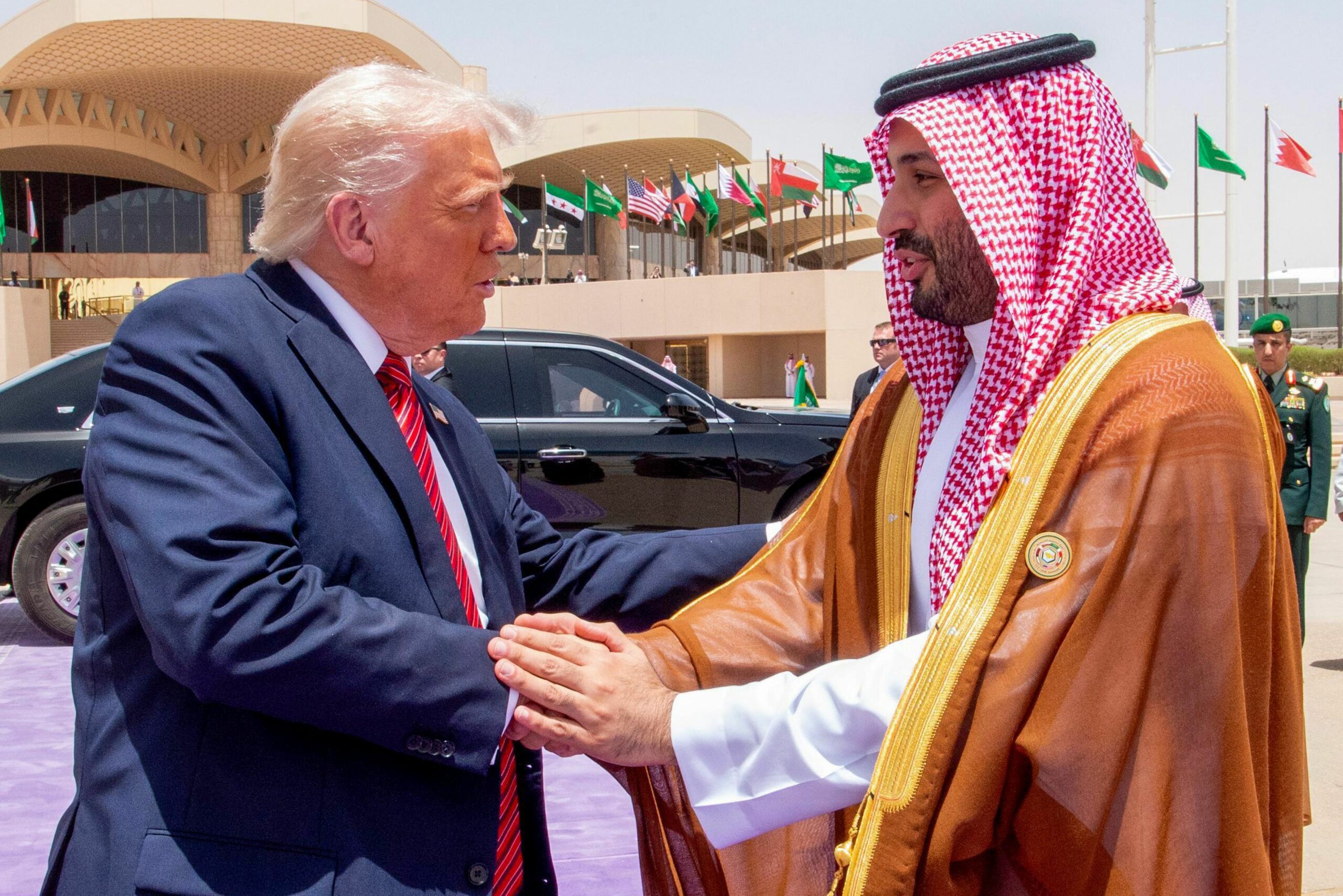 Donald Trump îl primește la Casa Albă pe controversatul lider al Arabiei Saudite. Cristiano Ronaldo, Elon Musk și Tiger Woods sunt invitați la cină