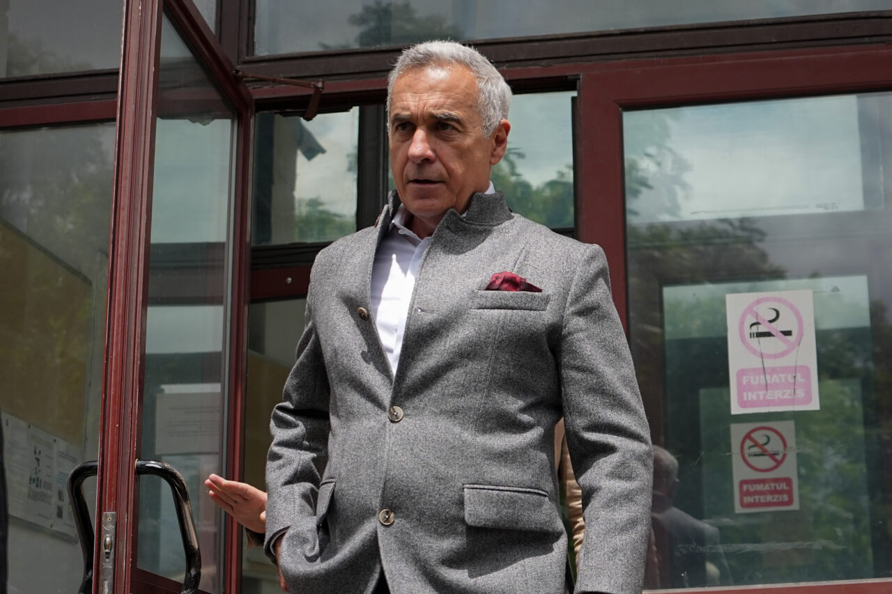 Călin Georgescu se prezintă în fața la Poliția Buftea pentru semnarea controlului judiciar