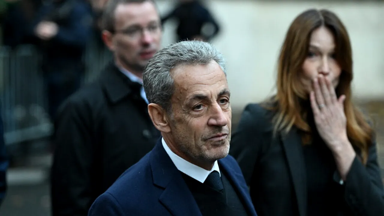 Dacă în arest era terorizat, în libertate este aplaudat. Sarkozy, la o zi după eliberarea din închisoare, este aplaudat de francezi pe stradă
