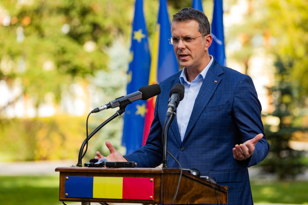 Ministrul Moşteanu este acuzat că şi-a falsificat studiile. Universitatea pe care spune că a absolvit-o susţine că nu l-a avut student