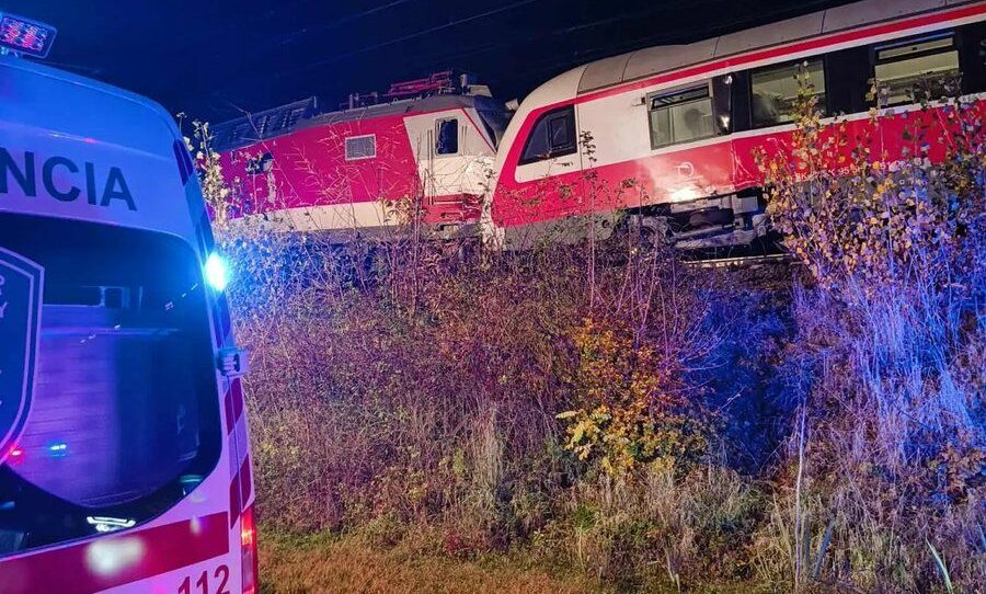 Două trenuri s-au ciocnit lângă Bratislava. Premierul slovac Robert Fico a activat serviciile de salvare