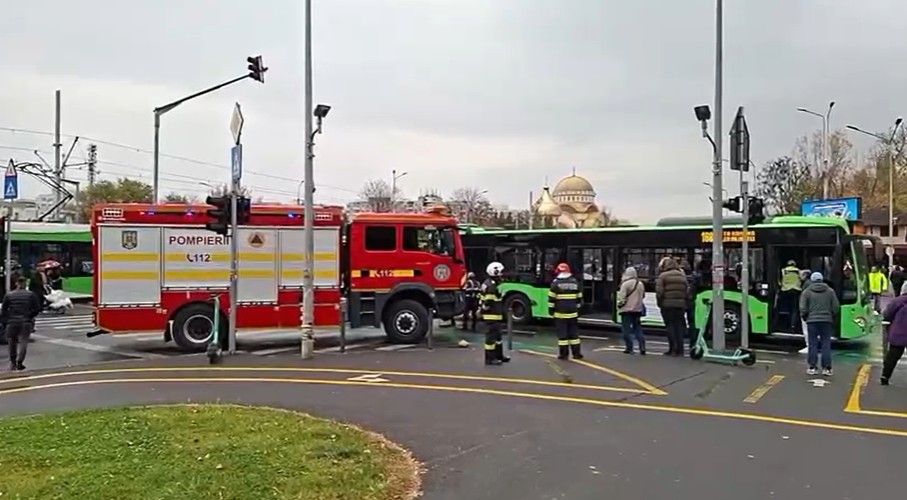 Accident grav între un tramvai și un autobuz STB în București. Sunt 8 victime