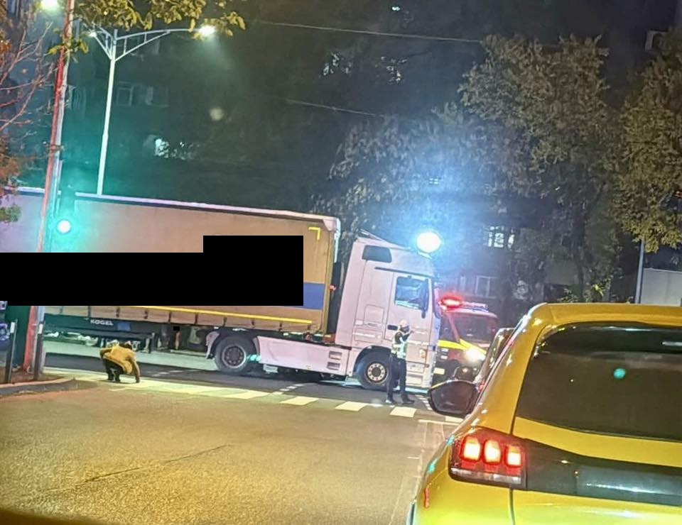 Accident MORTAL pe bulevardul Iuliu Maniu din Capitală. Un pieton a fost lovit de şoferul unui TIR, care se deplasa spre Autostrada 1