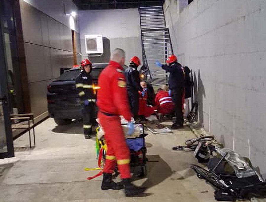 Un tânăr de 27 de ani a MURIT și alți doi pacienți au fost răniți, după ce o șoferiță i-a lovit cu mașina în curtea unui spital din Bihor
