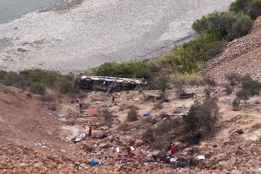 ACCIDENT cumplit în Peru. 37 de persoane au murit după ce un autobuz a căzut 200 de metri într-o prăpastie
