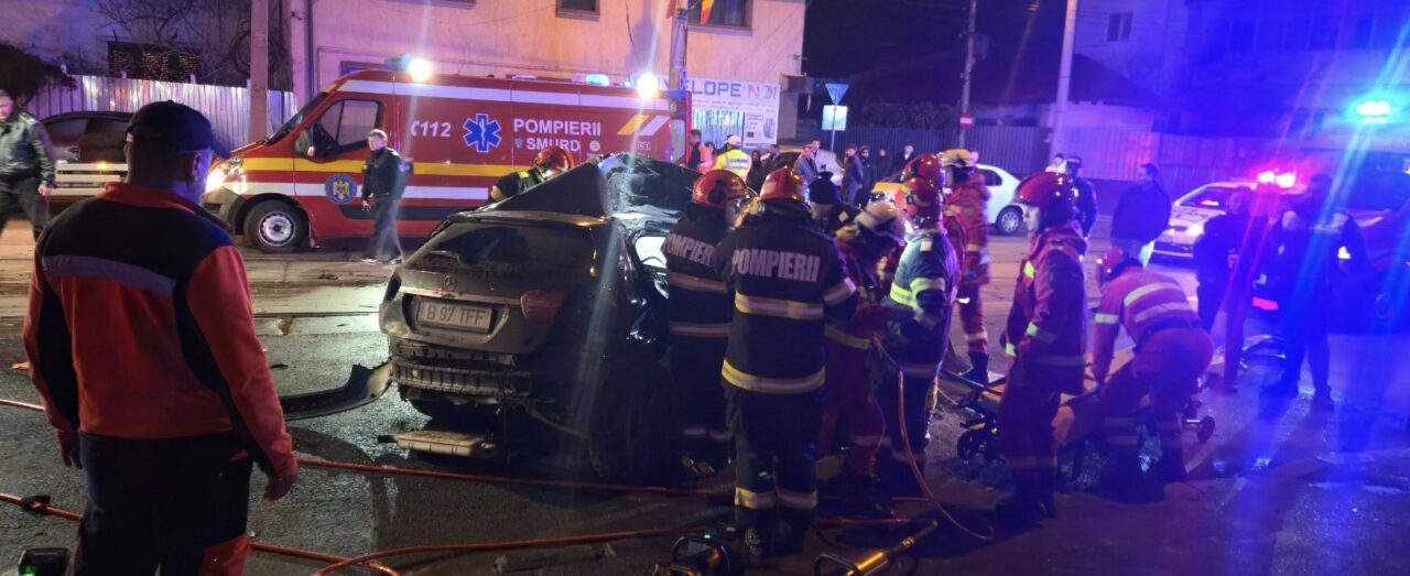Accident teribil în Sectorul 5 din Capitală. O tânără a murit după ce a intrat cu mmașina într-un stâlp