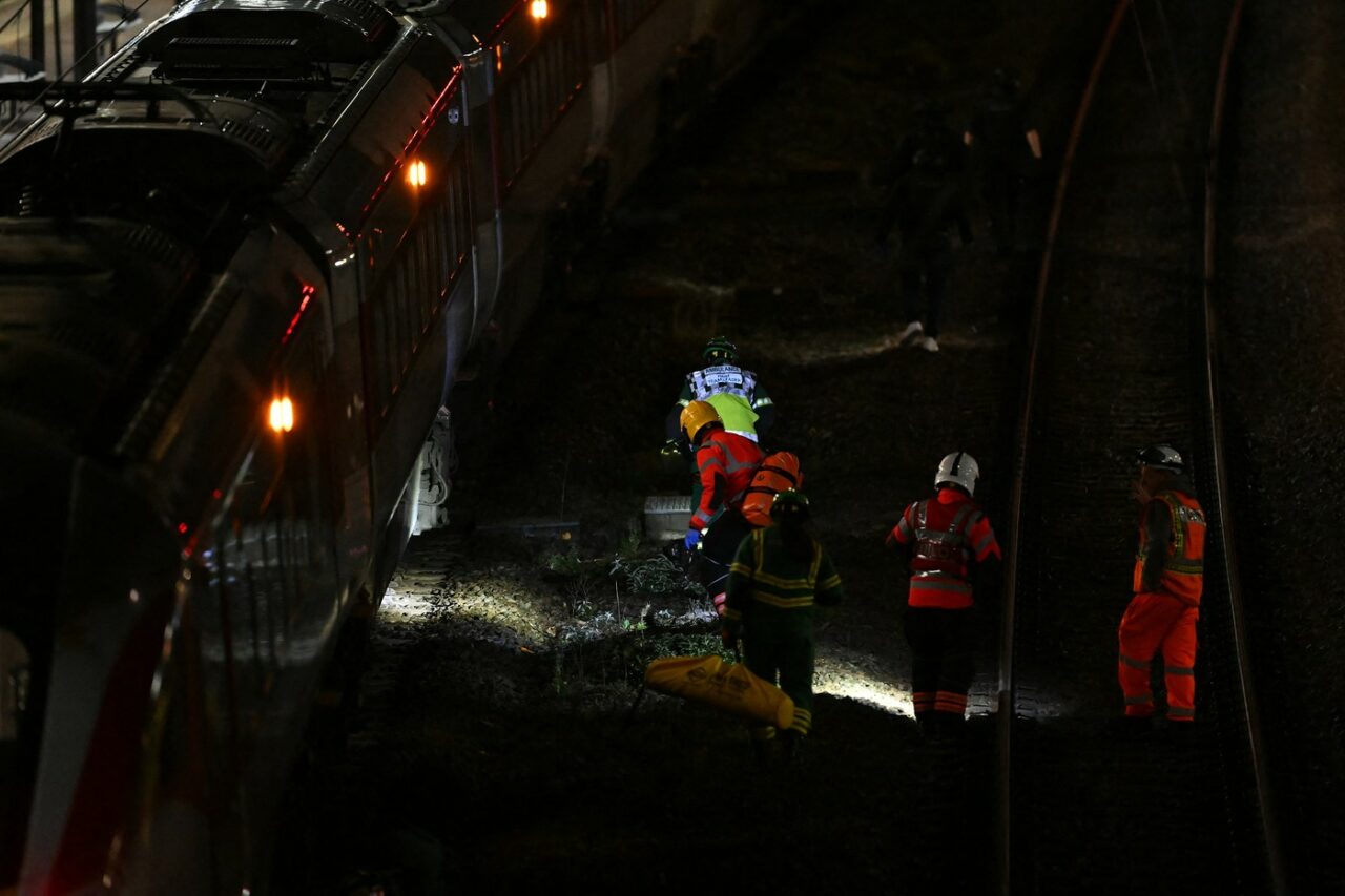 Ofițerii de poliție și echipajele de intervenție intervin după atacul din trenul LNER Azuma din gara Huntingdon, estul Angliei - 1 noiembrie 2025. Doi atacatori suspectați că au înjunghiat mai mulți pasageri pe durata deplasării au fost arestați de poliție. Mai mulți pasageri răniți au fost transportați la spital