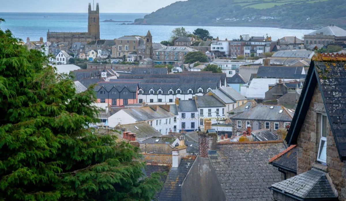 O chițimie de o liră sterlină face valuri pe piața imobiliară britanică. Ce venituri fabuloase poate aduce „o debara cu două camere”