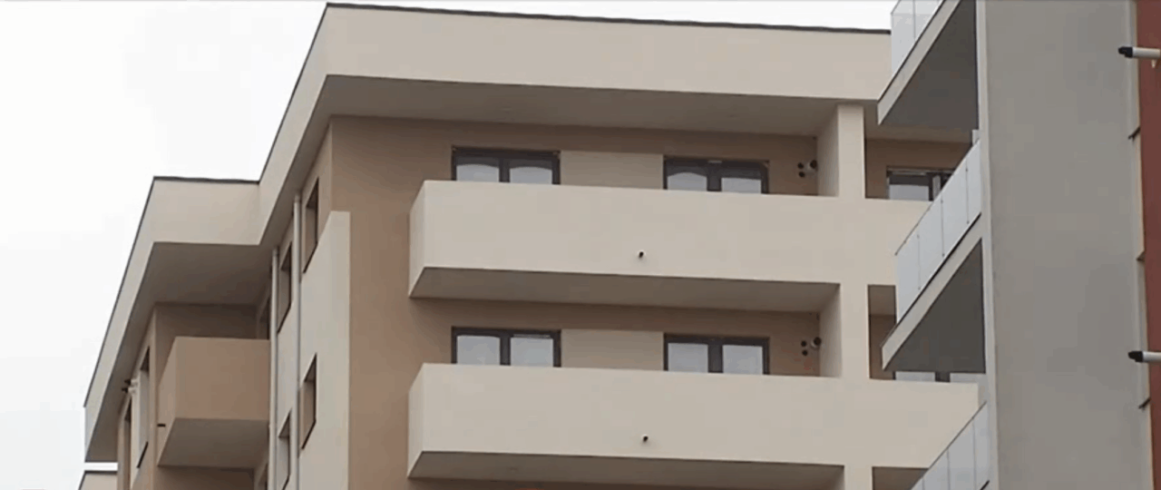 Românii se ÎNGHESUIE în apartamente tot mai mici, deși legea este de partea lor. Ce dimensiuni minime ar trebui să aibă o garsonieră