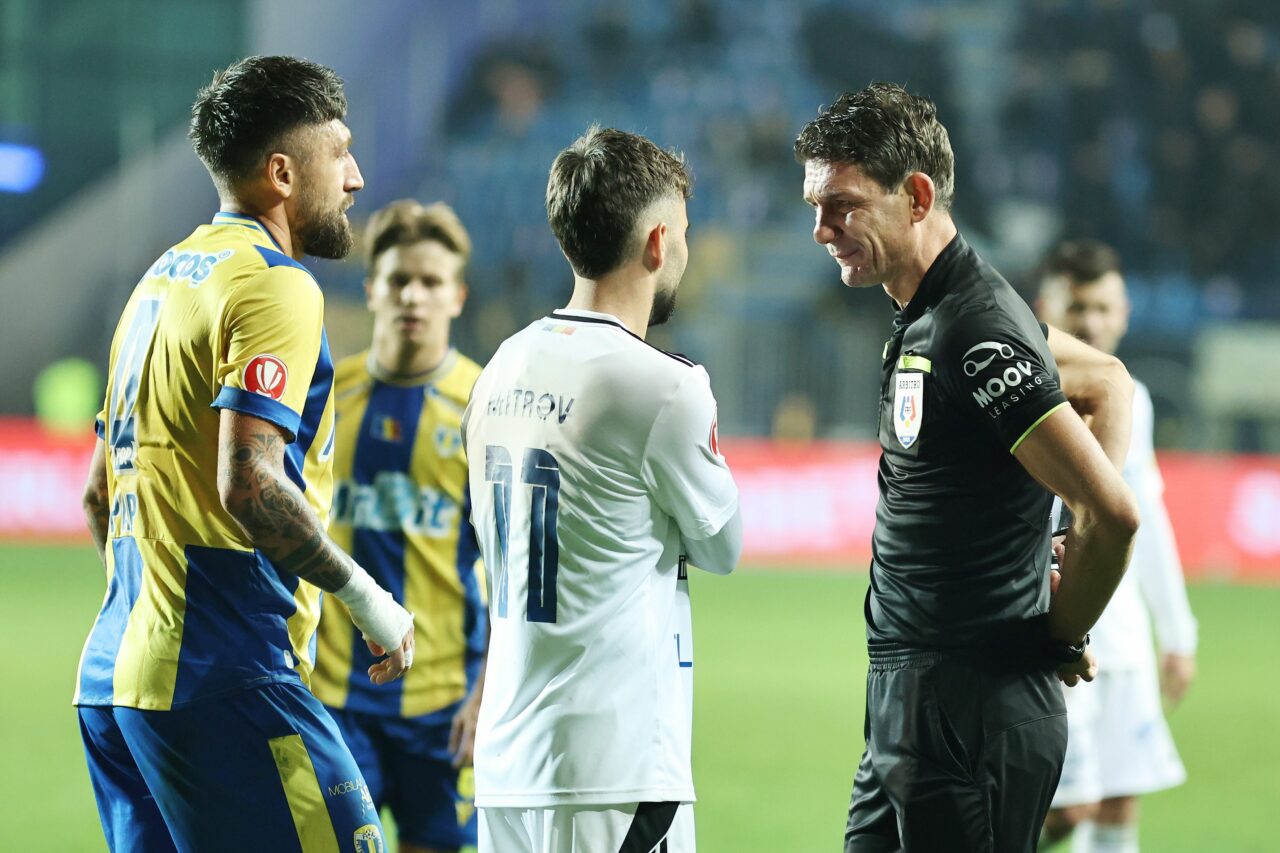 „Săgeți” la adresa arbitrajului de la Petrolul – FC Botoșani, meciul care a dus echipa moldavă pe primul loc în Superliga