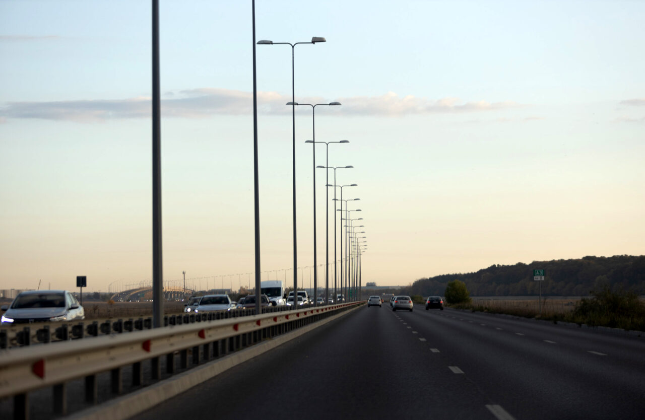 Imagini incredibile cu o mașină pe CONTRASENS pe autostradă. Tragedia a fost evitată în ultima clipă