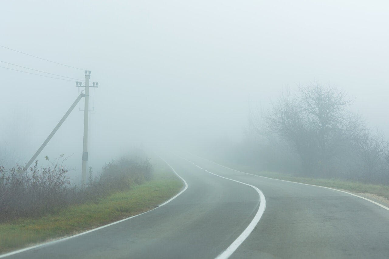 Vizibilitate redusă în trafic din cauza ceții, pe mai multe drumuri, la nivel național, duminică dimineață