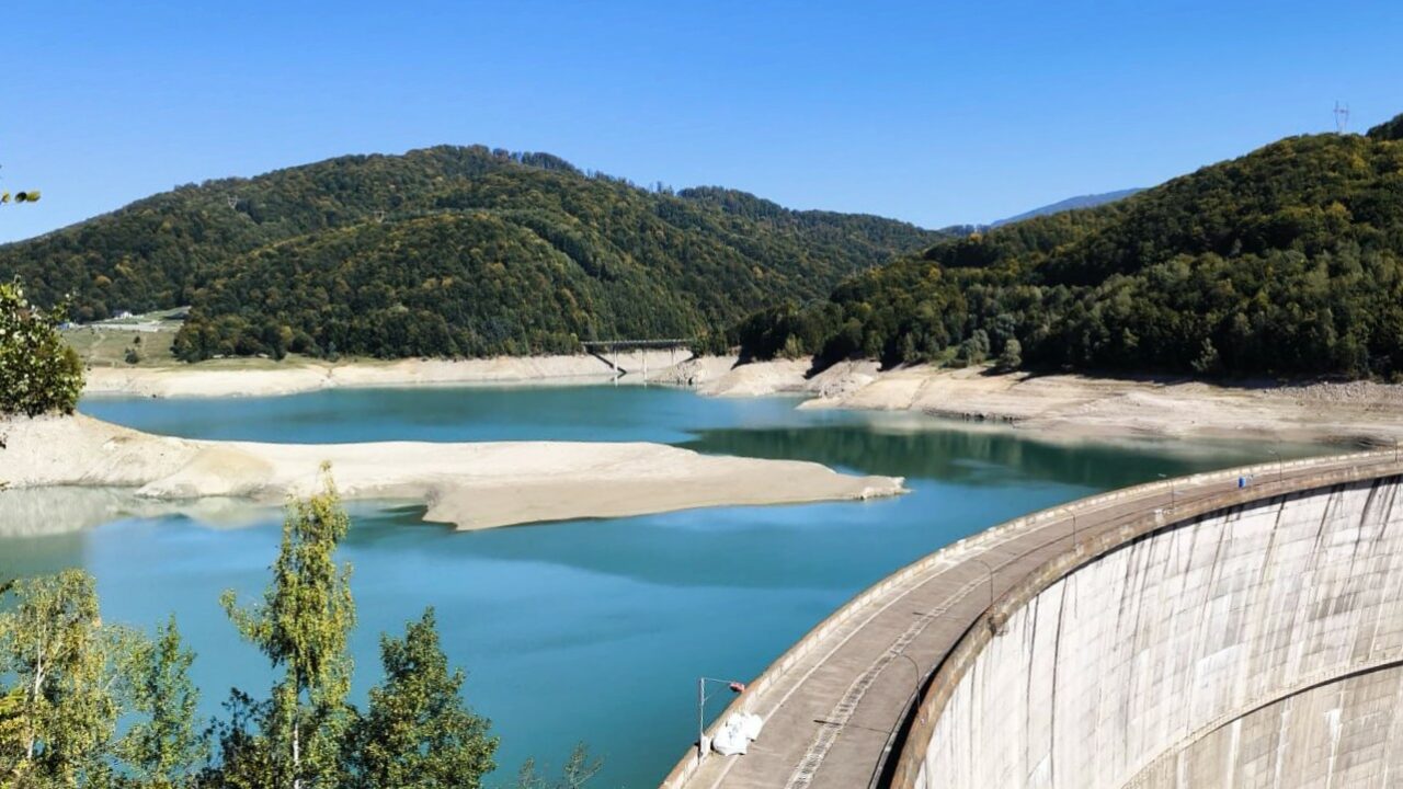 O galerie de acces a barajului Paltinu, Prahova, s-a obturat. Intervenţii în regim de urgenţă pentru deblocarea galeriei