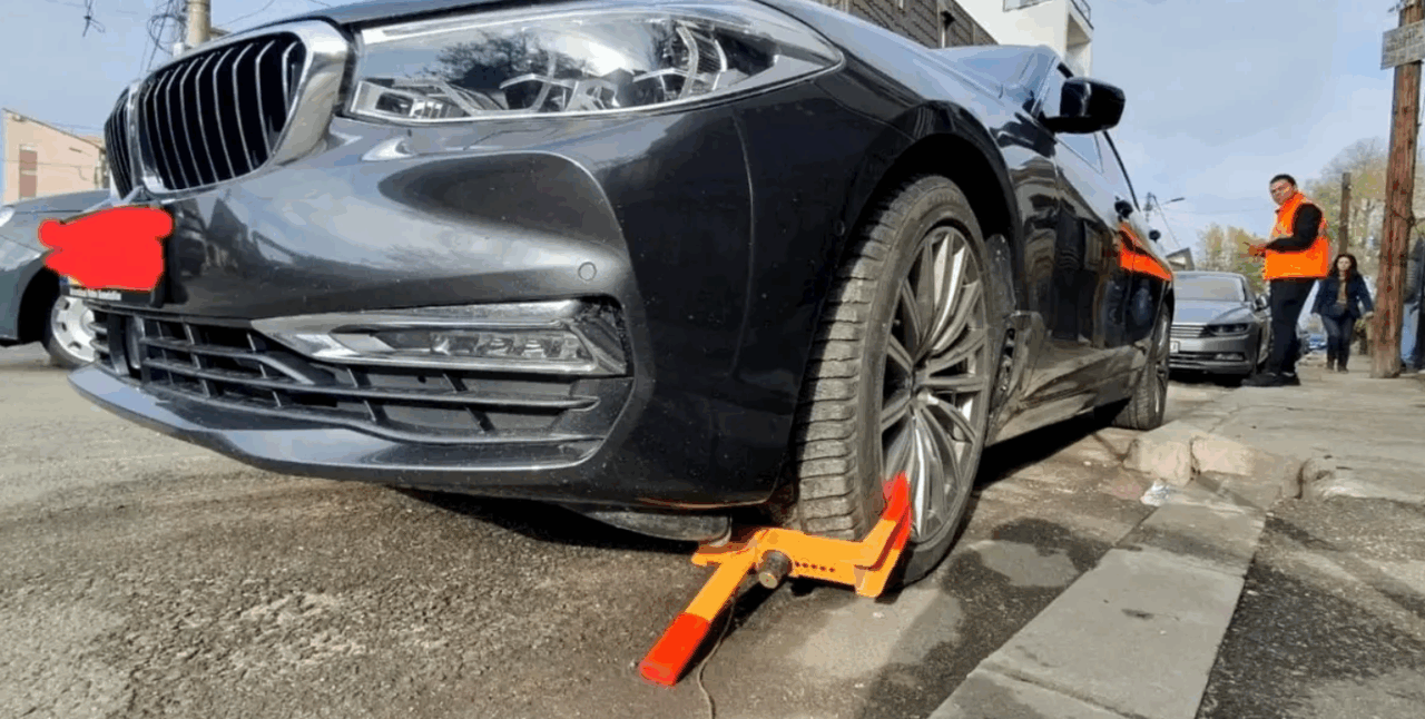 Legalitatea blocării roților mașinilor parcate neregulamentar în București aprinde internetul. Justificată sau abuz?