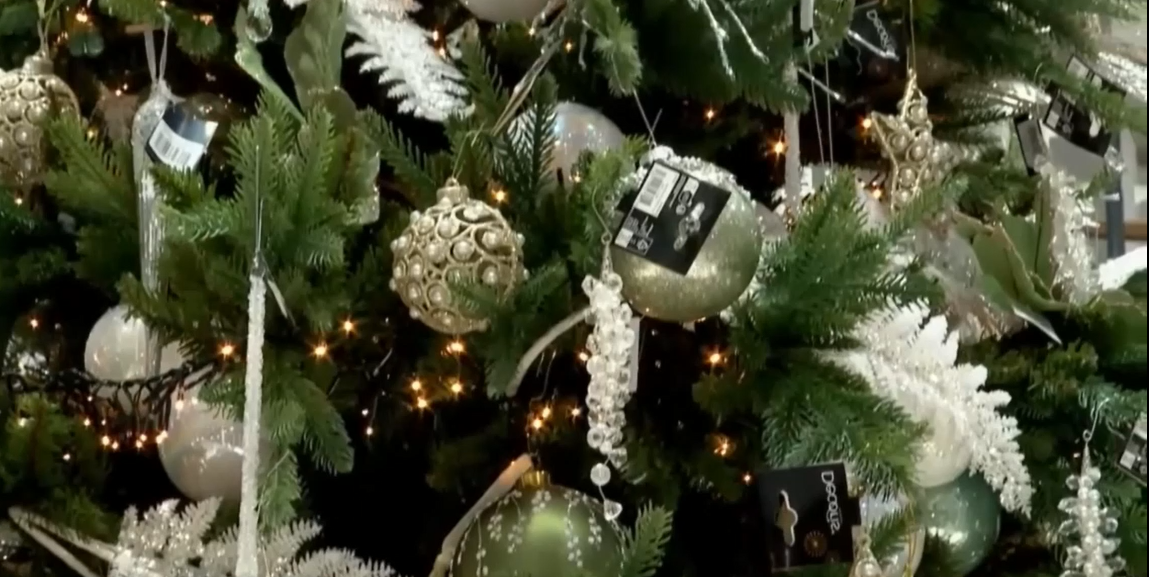 CRĂCIUNUL pare să vină tot mai devreme, în fiecare an. Oamenii încep să împodobească bradul din noiembrie, dar și magazinele urmează trendul