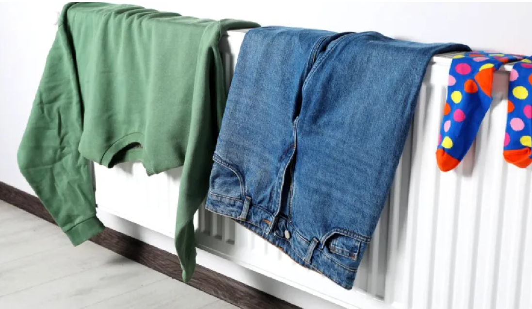 De ce nu este indicat să-ți usuci hainele pe calorifer. Ce pericole pentru sănătate ascunde acest obicei aparent inofensiv
