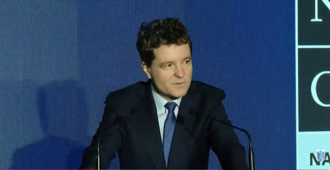 O nouă gafă a lui Nicușor Dan. La Forumul NATO, de față cu Mark Rutte, președintele României a încurcat pupitrul de unde trebuia să își țină discursul