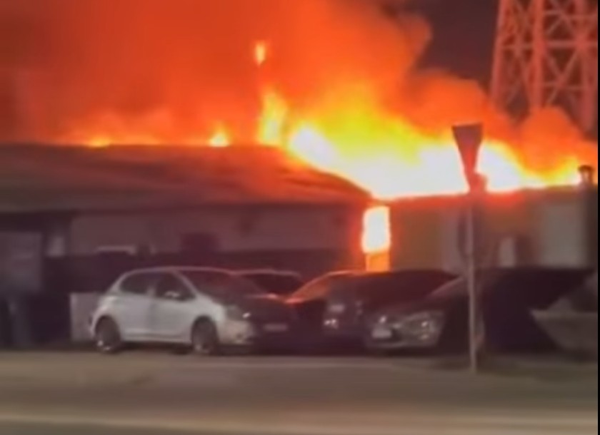 Incendiu puternic lângă București. Flăcări uriașe și degajări mari de fum în Domnești