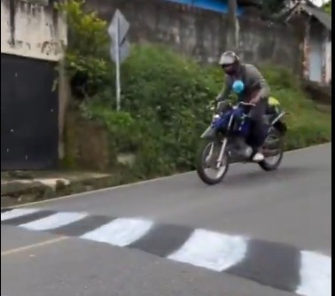 Cum a păcălit un influencer din Brazilia șoferii. A desenat pe șosea un semn care îi forțează să frâneze brusc