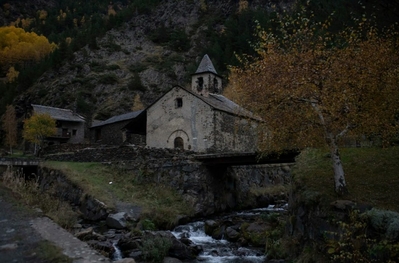 Satul care ascunde mistere nerezolvate și legende cu spirite. Atracția principală, macabră