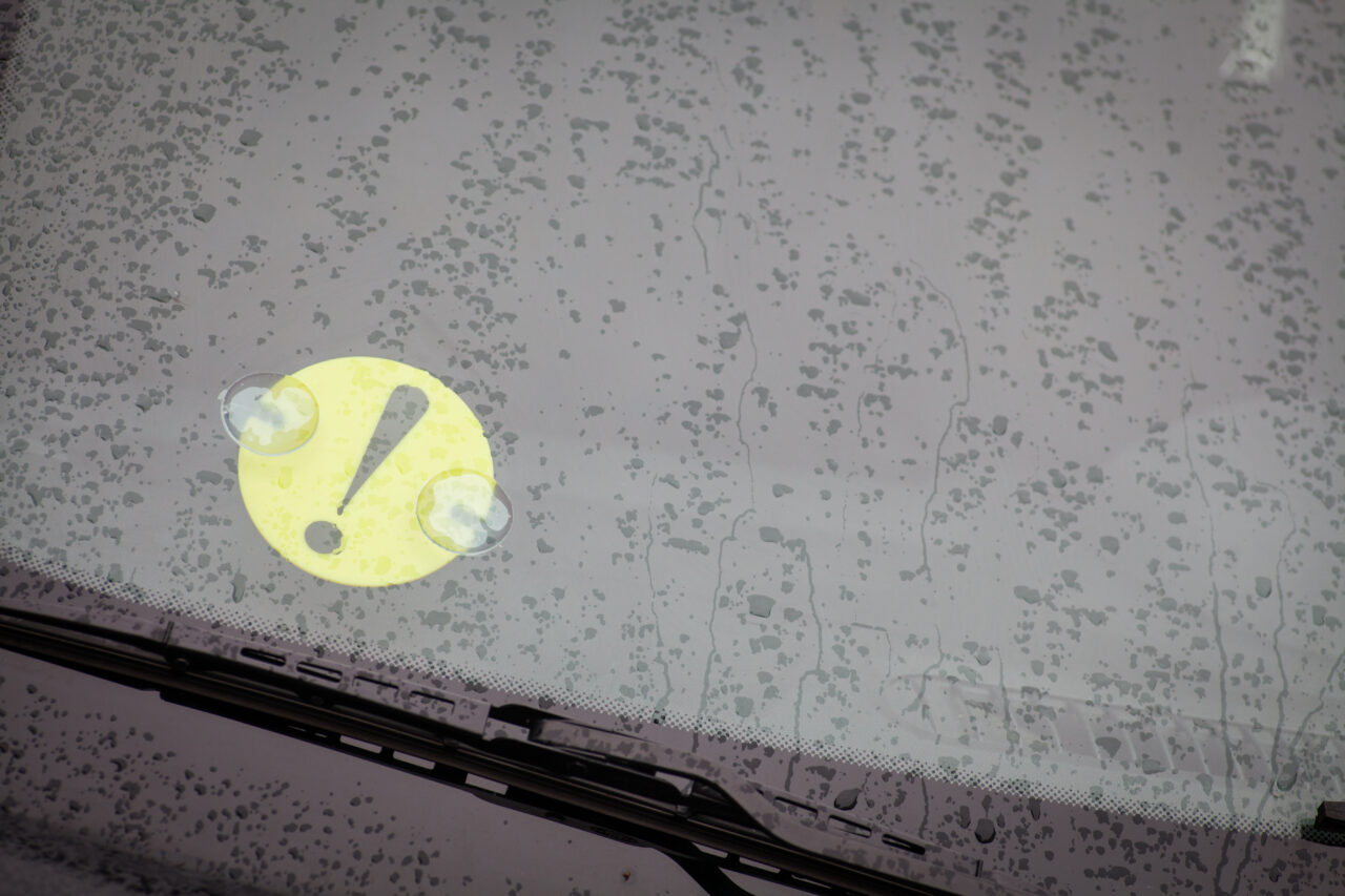 Cât timp se ține semnul de începător pe parbriz și pe lunetă, de fapt. Ce amendă riscă cei care nu îl au