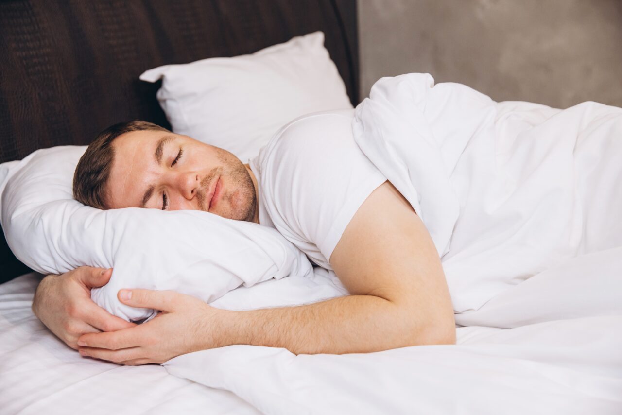 Ce înseamnă când visezi oaspeți cunoscuți, străini sau nepoftiți? Ce îți transmite subconștientul, de fapt