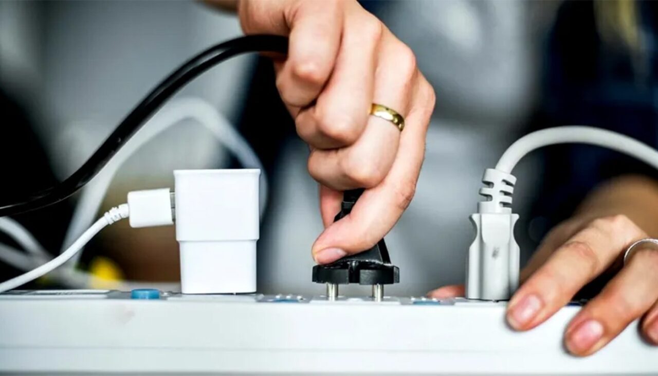 Cele 2 electrocasnice care nu trebuie băgate niciodată în aceeași priză. Puțini români știu acest lucru