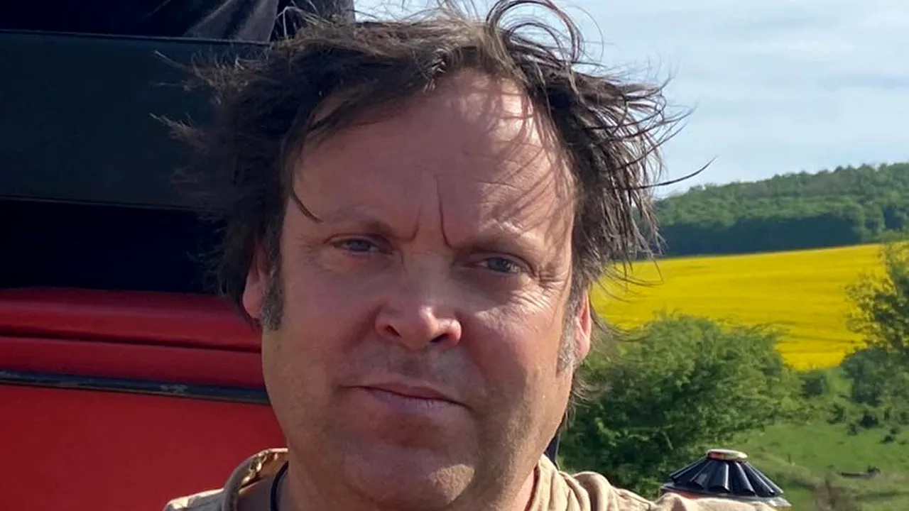 Moment emoționant. Jurnalistul britanic care s-a îndrăgostit de România a devenit cetățean român. Charlie Ottley: „În sfârșit, o pot numi casa mea spirituală și legală!” Ministrul Justiției, prezent la ceremonie