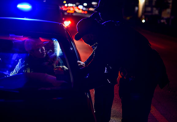 Ciocniri în Chicago: Se duc lupte între protestatarii care susțin imigrația și agenți federali în fața centrului de antiimigrație