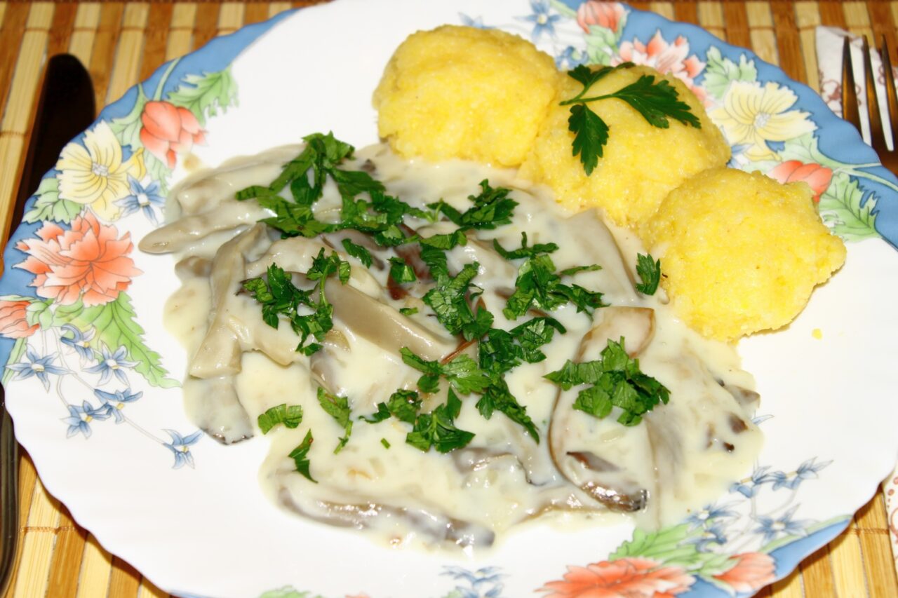 Cum gătești o ciulama de ciuperci fără smântână. Rețeta simplă și delicioasă pentru orice ocazie