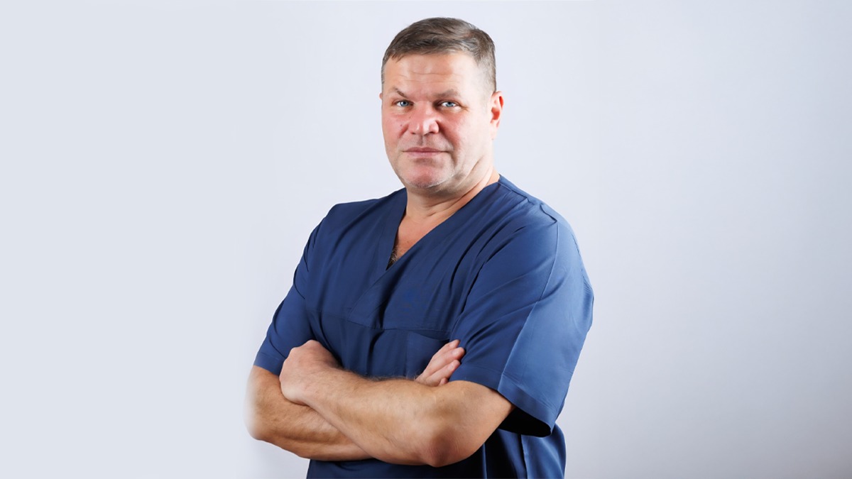 Un medic din Galați a fost CERTAT de un pacient pentru că l-ar fi operat prea repede, iar AI-ul i-a zis că intervenția trebuia să dureze mai mult