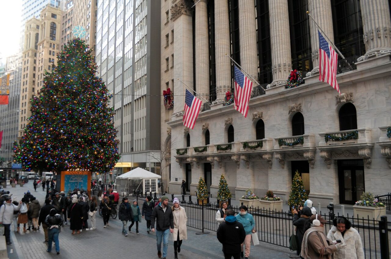 A fost selectat noul pom de Crăciun care va fi amplasat în centrul financiar al New Yorkului. Va avea o stea Swarovski cu cristale