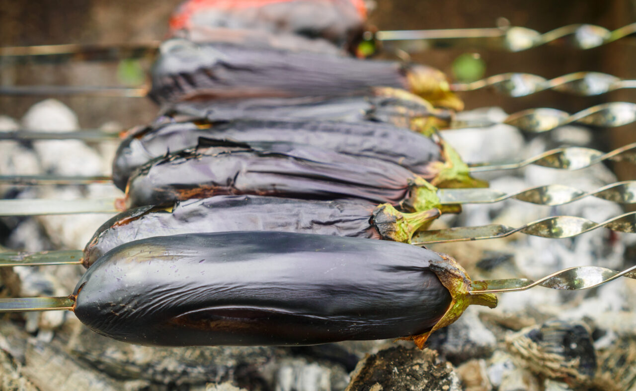 Cum să pregătești vinete la grătar cu aromă afumată. Rețetă pentru un preparat gustos cu textură catifelată
