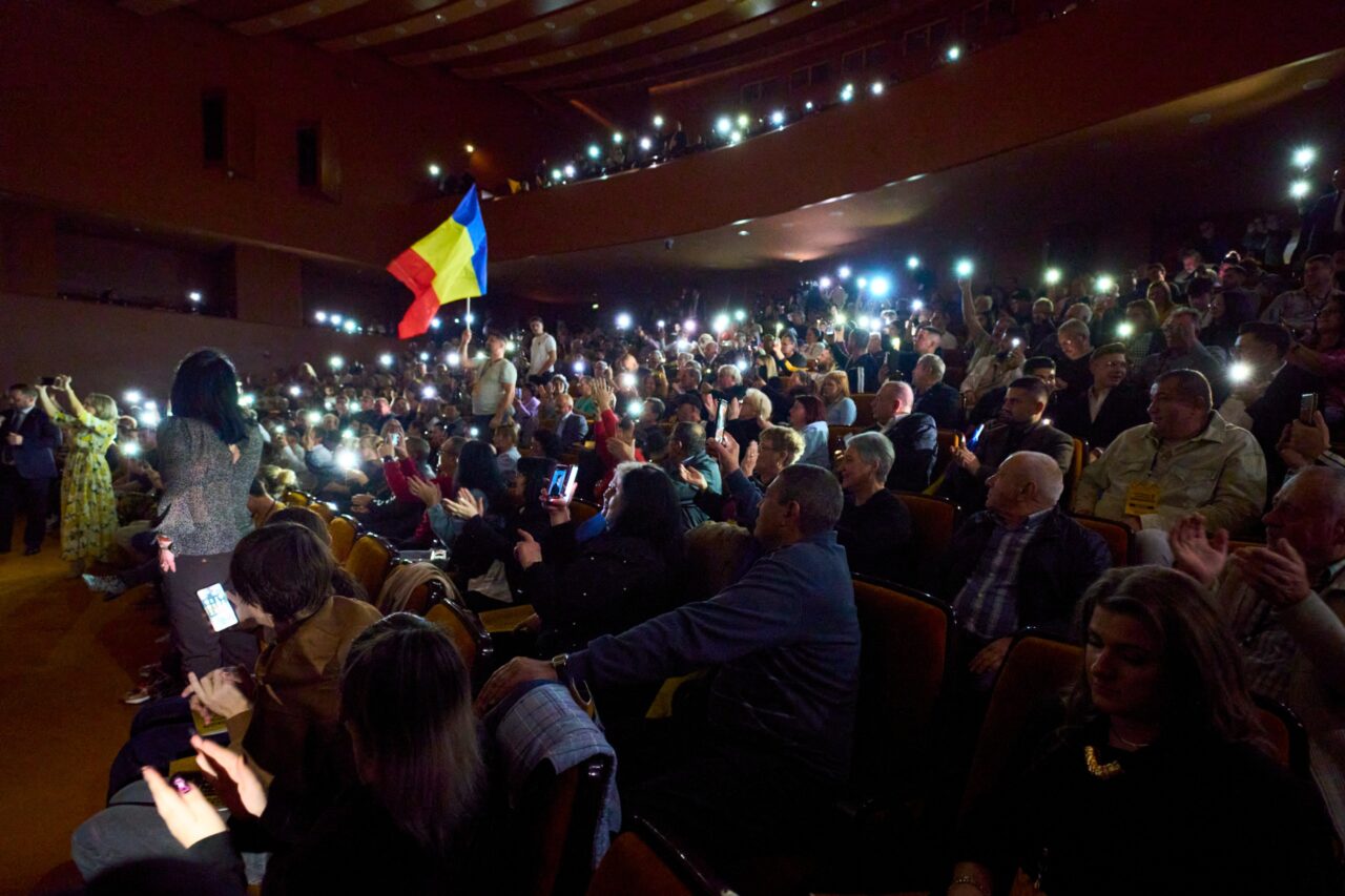 Filiala judeţeană AUR Călăraşi şi-a ales liderul, pe întuneric. George Simion acuză pe „mafioţii locali” că le-au „tăiat lumina”