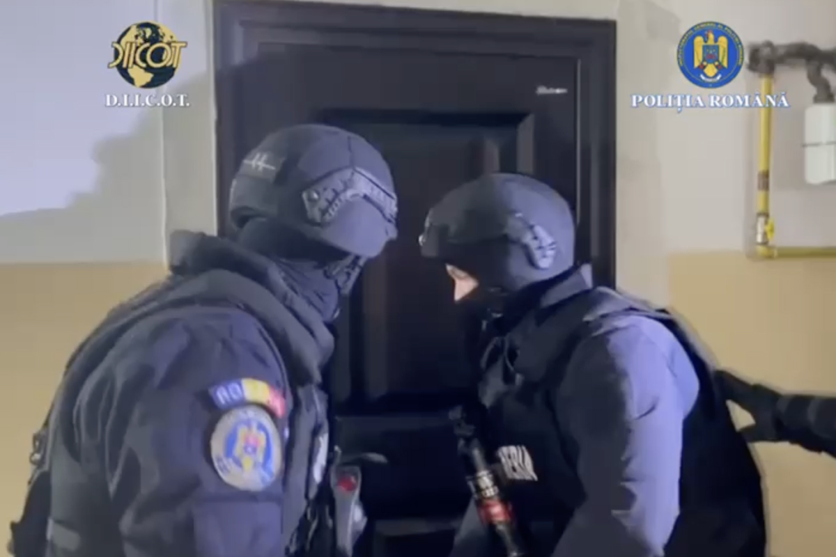 Rețea de proxeneți, destructurată de DIICOT în Dâmbovița. 21 de tinere, exploatate în Marea Britanie. Ce făceau suspecții cu banii din prostituție